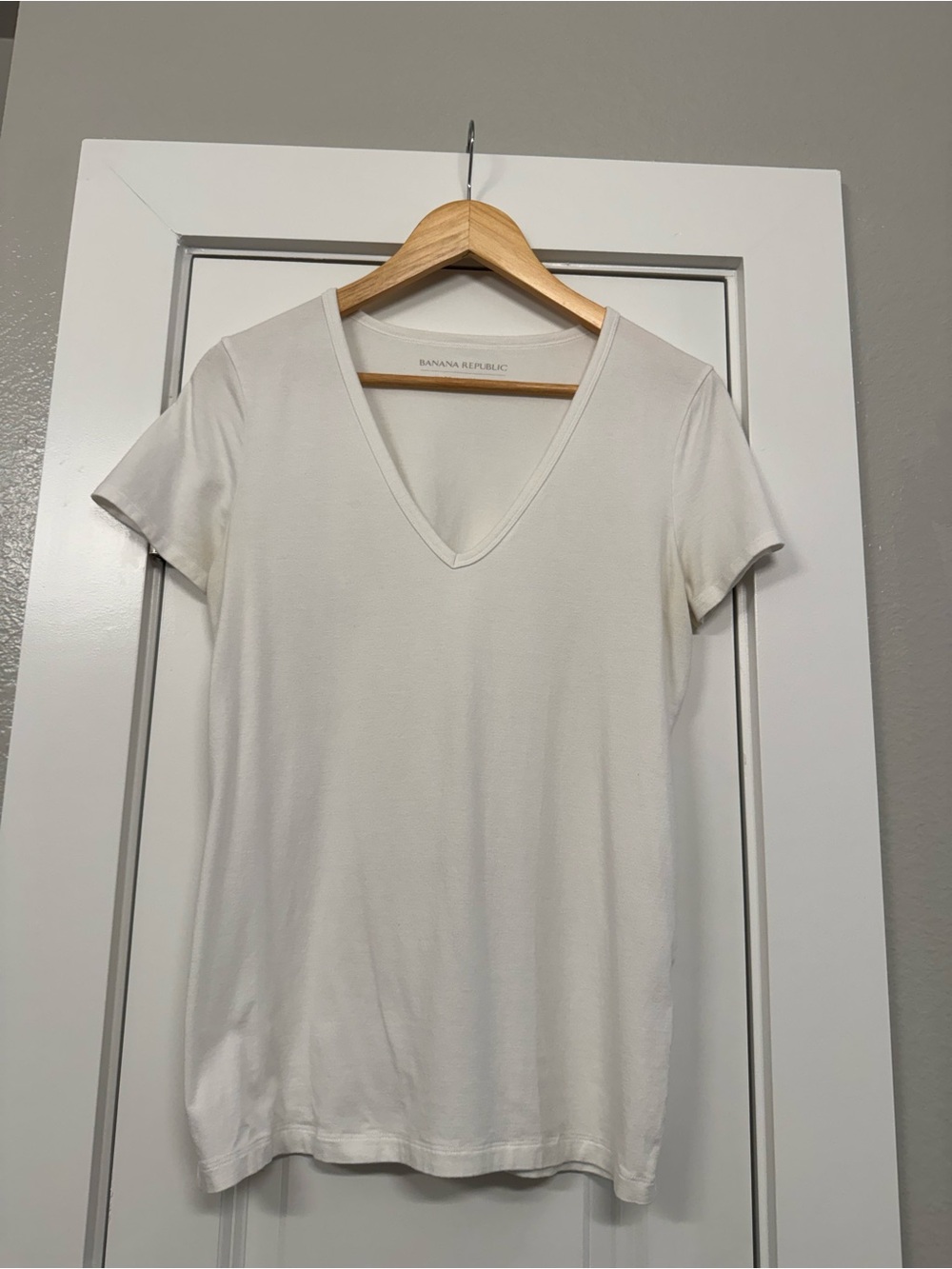 Banana Republic White V-Neck Short Sleeve Tee